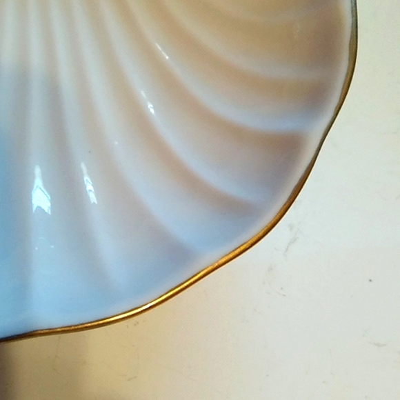 Pacific Rim White& Gold Scallop Dish - Picture 2 of 6